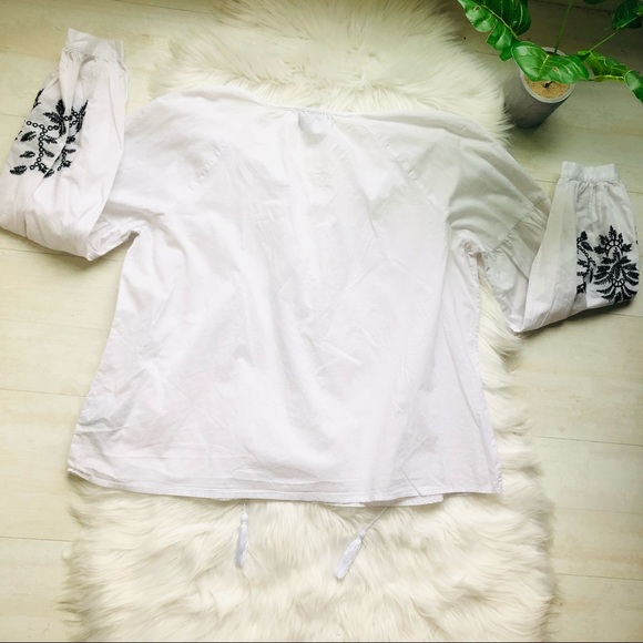 Like New Who What Wear Embroidered Sleeve Boho Peasant Cotton Top with Tassels S - Picture 6 of 7